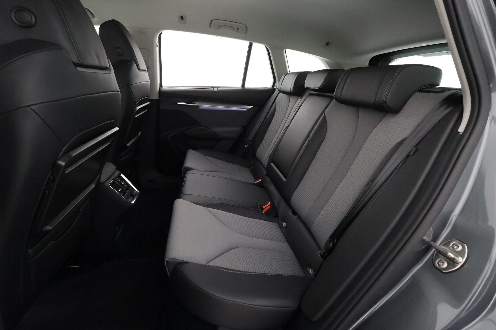 SKODA ENYAQ 2022 80 iV * ILP / Koukku / ACC / LED / P.kamera / Hierova Muistipenkki / Navi / Kaistavahti / Digimittaristo * - Merkkihuollettu! / Akku kuntotarkastettu - Osta nyt, maksa vasta ensi vuonna