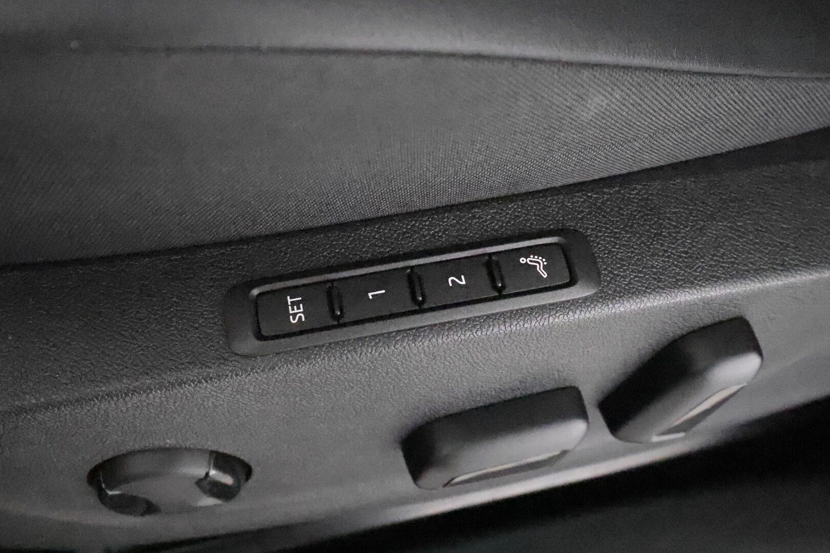 SKODA ENYAQ 2022 80 iV * ILP / Koukku / ACC / LED / P.kamera / Hierova Muistipenkki / Navi / Kaistavahti / Digimittaristo * - Merkkihuollettu! / Akku kuntotarkastettu - Osta nyt, maksa vasta ensi vuonna