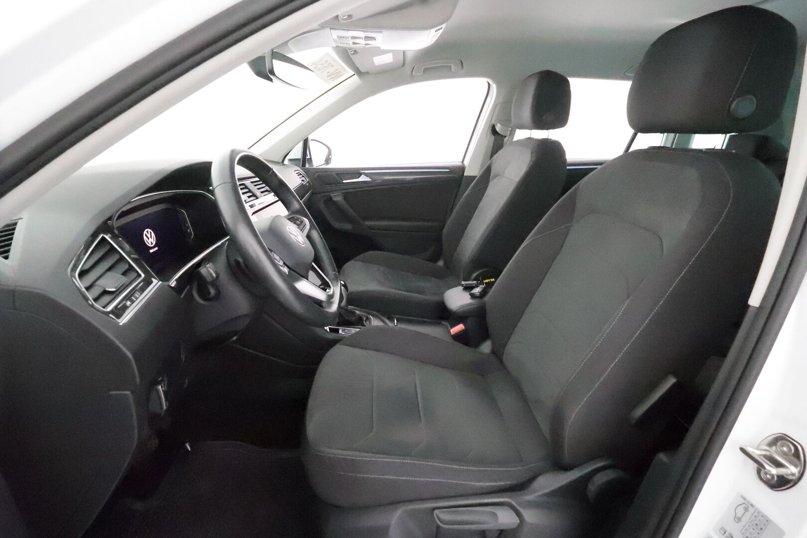 VOLKSWAGEN TIGUAN 2024 Style Business eHybrid 180 kW DSG * Koukku / ACC / Matrix-LED / P.Kamera / Navi / Kaistavahti / Keyless * - 2x Latauskaapelit / Kahdet renkaat / Merkkihuollettu!