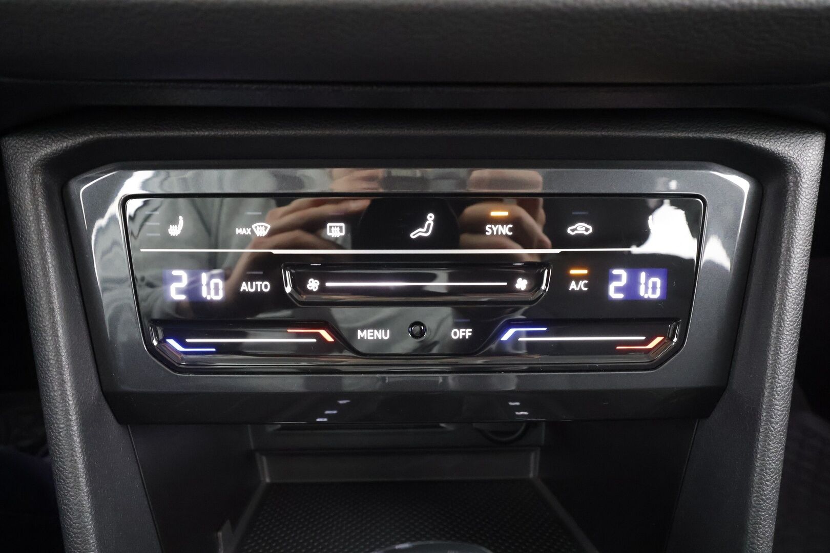 VOLKSWAGEN TIGUAN 2024 Style Business eHybrid 180 kW DSG * Koukku / ACC / Matrix-LED / P.Kamera / Navi / Kaistavahti / Keyless * - 2x Latauskaapelit / Kahdet renkaat / Merkkihuollettu!