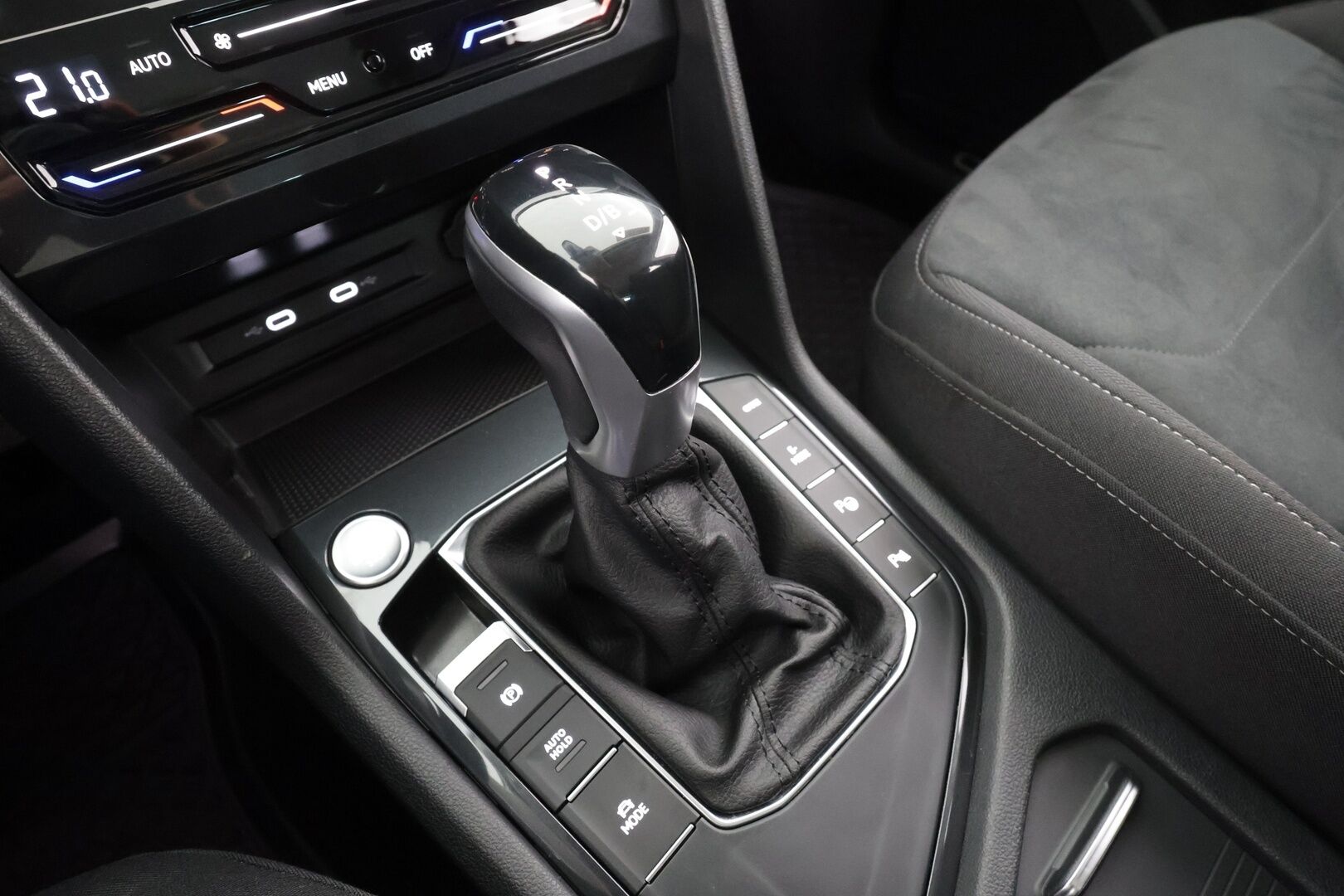 VOLKSWAGEN TIGUAN 2024 Style Business eHybrid 180 kW DSG * Koukku / ACC / Matrix-LED / P.Kamera / Navi / Kaistavahti / Keyless * - 2x Latauskaapelit / Kahdet renkaat / Merkkihuollettu!