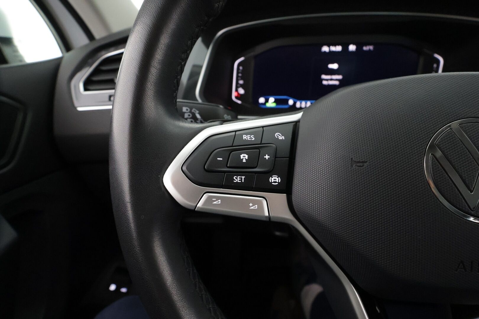 VOLKSWAGEN TIGUAN 2024 Style Business eHybrid 180 kW DSG * Koukku / ACC / Matrix-LED / P.Kamera / Navi / Kaistavahti / Keyless * - 2x Latauskaapelit / Kahdet renkaat / Merkkihuollettu!