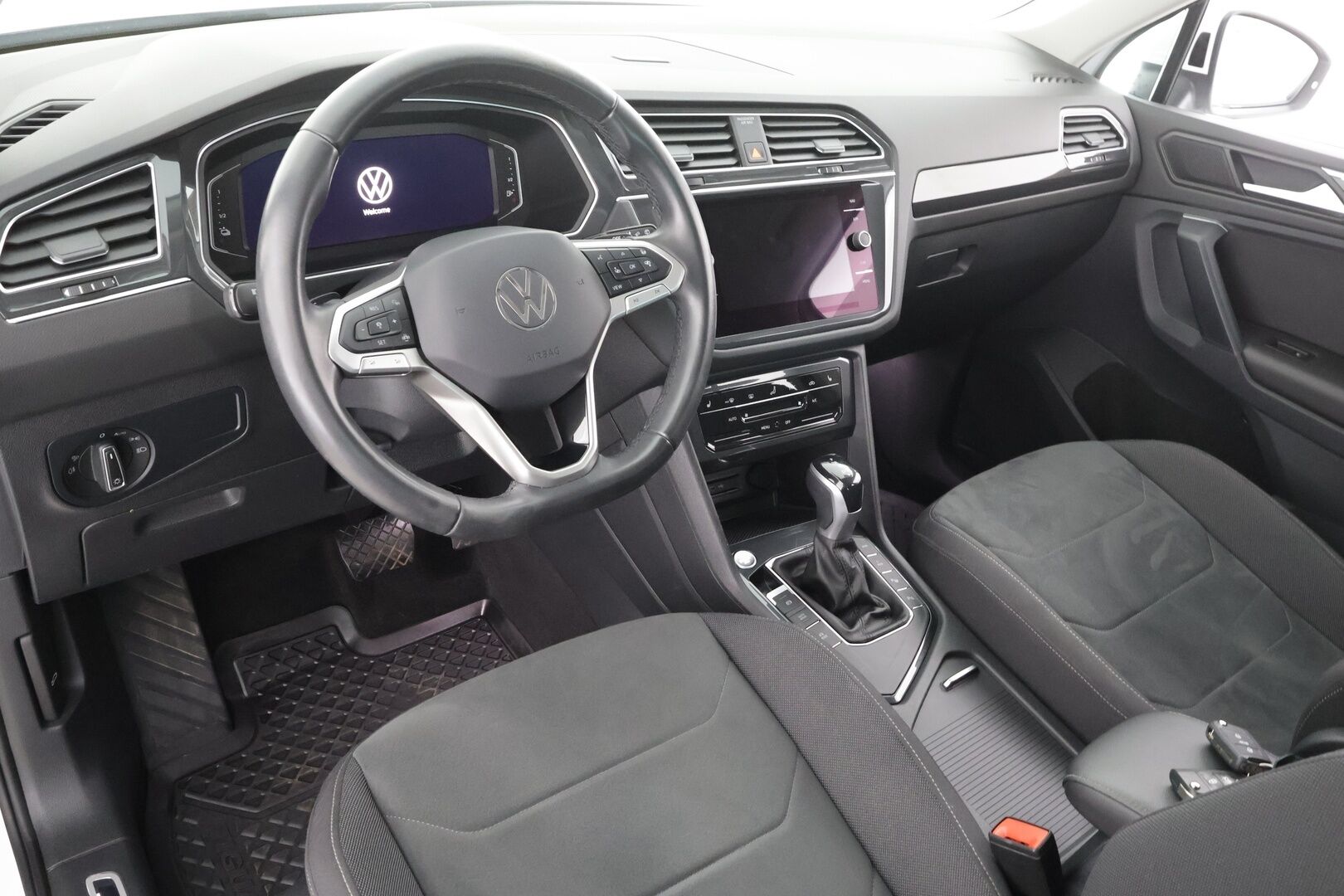VOLKSWAGEN TIGUAN 2024 Style Business eHybrid 180 kW DSG * Koukku / ACC / Matrix-LED / P.Kamera / Navi / Kaistavahti / Keyless * - 2x Latauskaapelit / Kahdet renkaat / Merkkihuollettu!