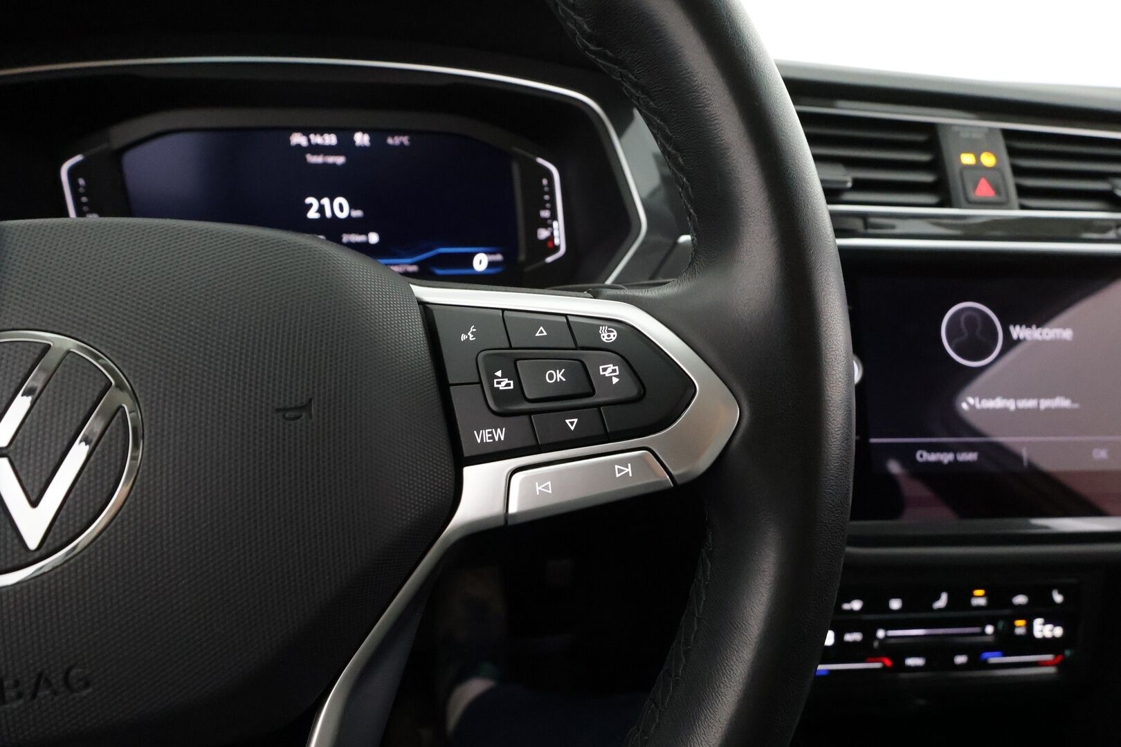 VOLKSWAGEN TIGUAN 2024 Style Business eHybrid 180 kW DSG * Koukku / ACC / Matrix-LED / P.Kamera / Navi / Kaistavahti / Keyless * - 2x Latauskaapelit / Kahdet renkaat / Merkkihuollettu!
