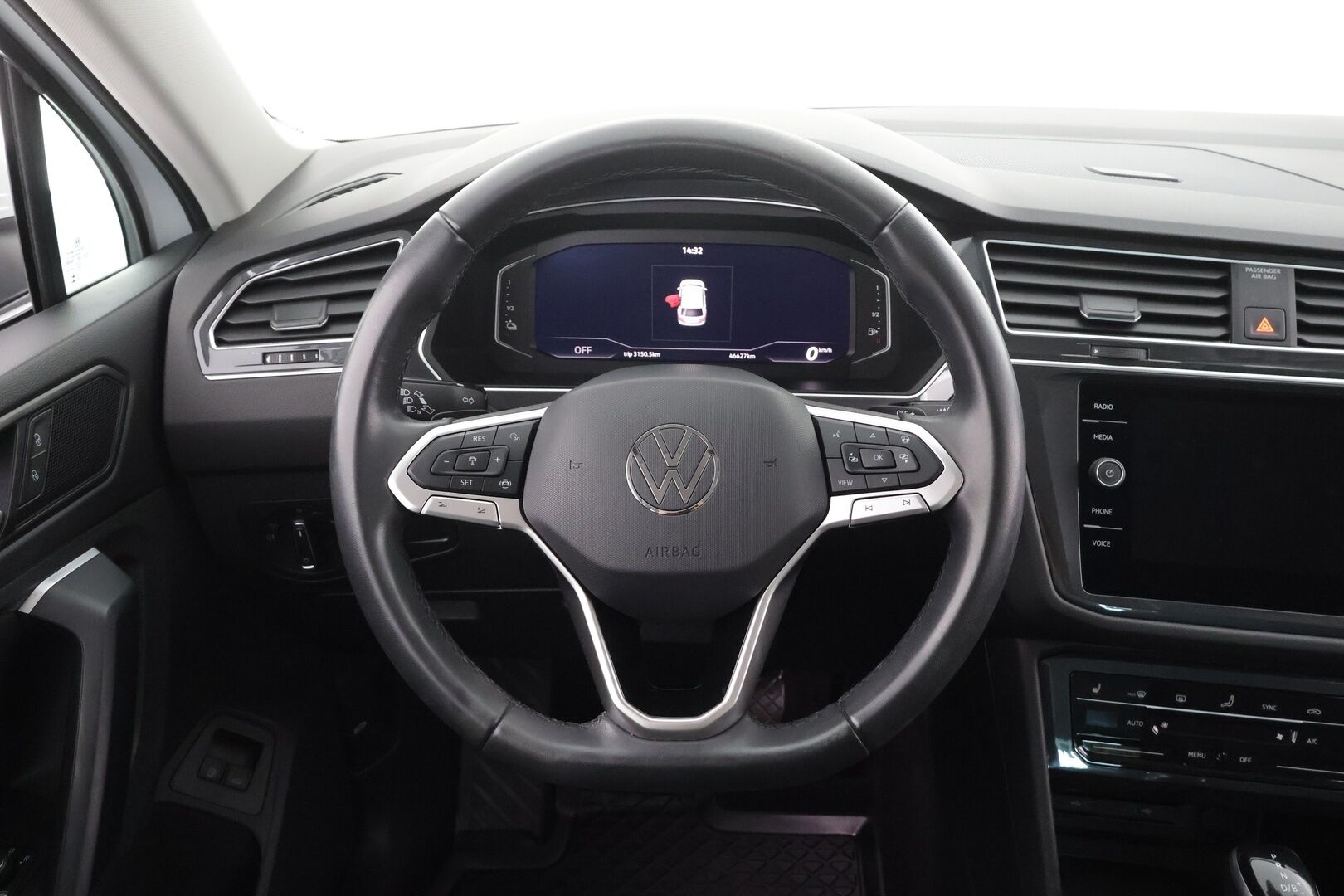 VOLKSWAGEN TIGUAN 2024 Style Business eHybrid 180 kW DSG * Koukku / ACC / Matrix-LED / P.Kamera / Navi / Kaistavahti / Keyless * - 2x Latauskaapelit / Kahdet renkaat / Merkkihuollettu!