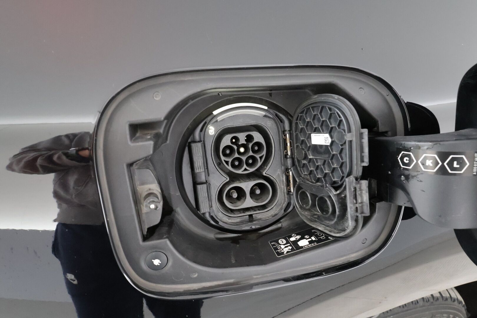MERCEDES-BENZ EQC 2021 400 4matic * Distronic+ / P.kamera / Widescreen / Multibeam / Midline / Koukku / Navi * - Kahdet renkaat aluvanteilla / Merkkihuollettu