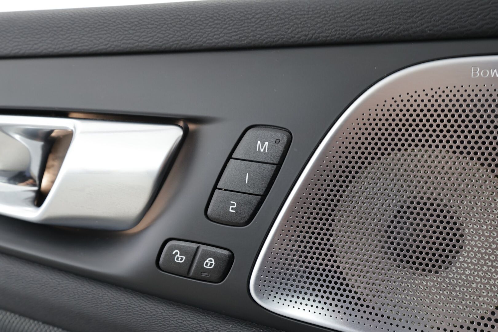 Volvo S60 2024 T8 AWD Recharge Ultimate Dark * B&W / Panorama / HUD /  ACC / Full-LED / P.Kamera / Sporttipenkit Muistilla / Navi * - Merkkihuollettu! / *HUIPPU VARUSTEILLA*