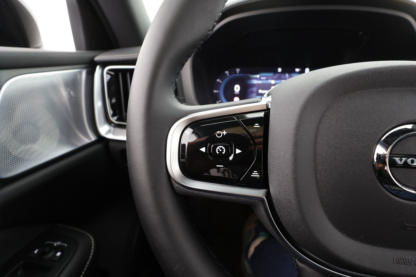 Volvo S60 2024 T8 AWD Recharge Ultimate Dark * B&W / Panorama / HUD /  ACC / Full-LED / P.Kamera / Sporttipenkit Muistilla / Navi * - Merkkihuollettu! / *HUIPPU VARUSTEILLA*