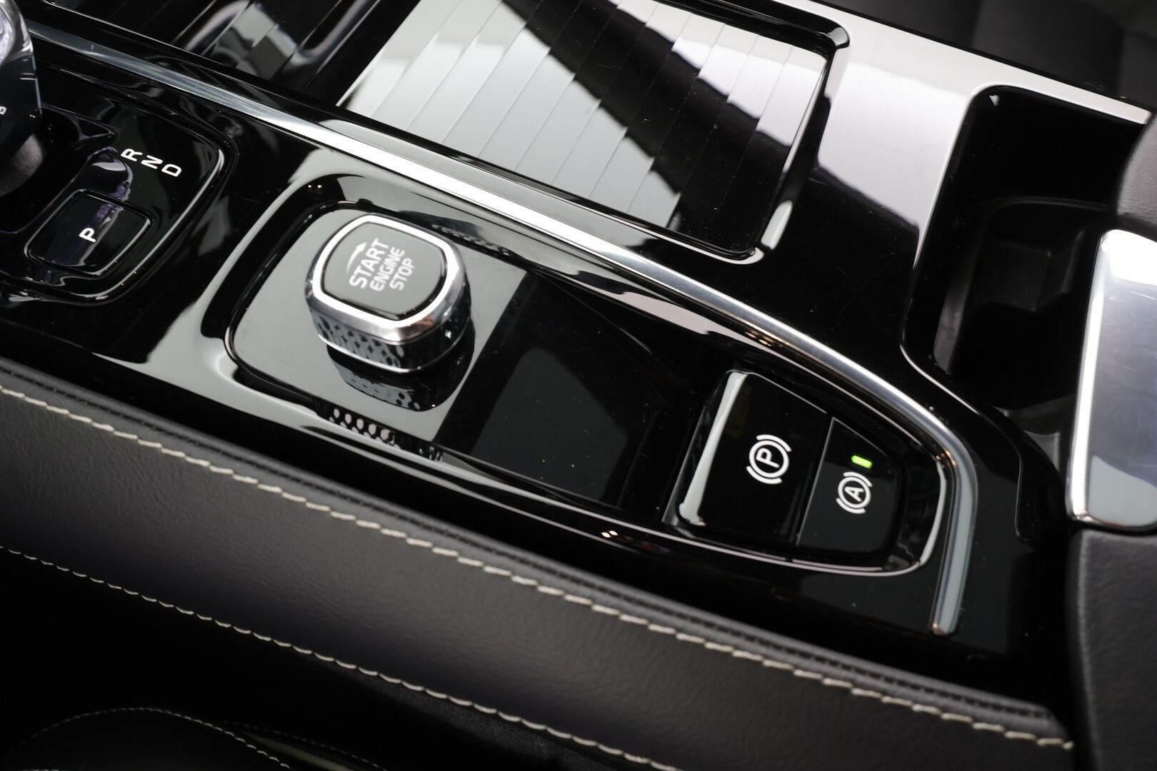 Volvo S60 2024 T8 AWD Recharge Ultimate Dark * B&W / Panorama / HUD /  ACC / Full-LED / P.Kamera / Sporttipenkit Muistilla / Navi * - Merkkihuollettu! / *HUIPPU VARUSTEILLA*