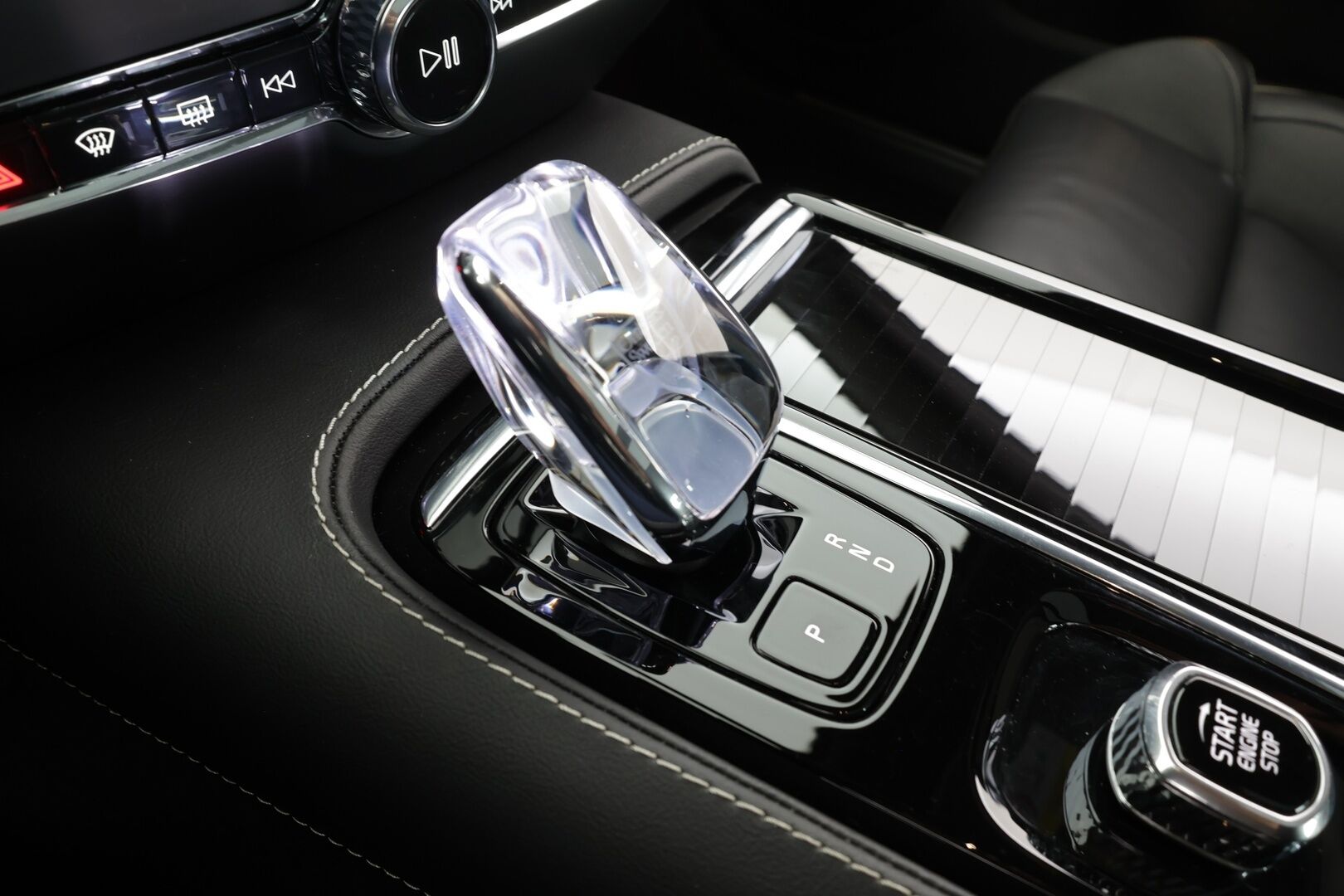 Volvo S60 2024 T8 AWD Recharge Ultimate Dark * B&W / Panorama / HUD /  ACC / Full-LED / P.Kamera / Sporttipenkit Muistilla / Navi * - Merkkihuollettu! / *HUIPPU VARUSTEILLA*