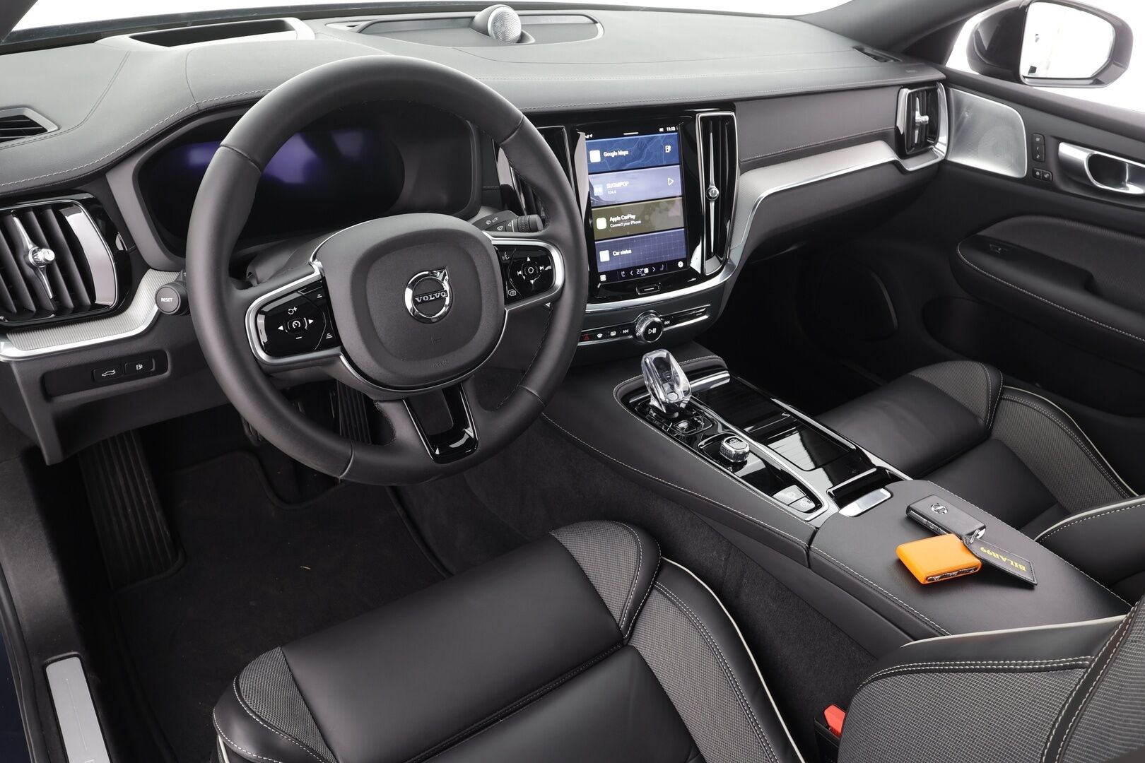 Volvo S60 2024 T8 AWD Recharge Ultimate Dark * B&W / Panorama / HUD /  ACC / Full-LED / P.Kamera / Sporttipenkit Muistilla / Navi * - Merkkihuollettu! / *HUIPPU VARUSTEILLA*