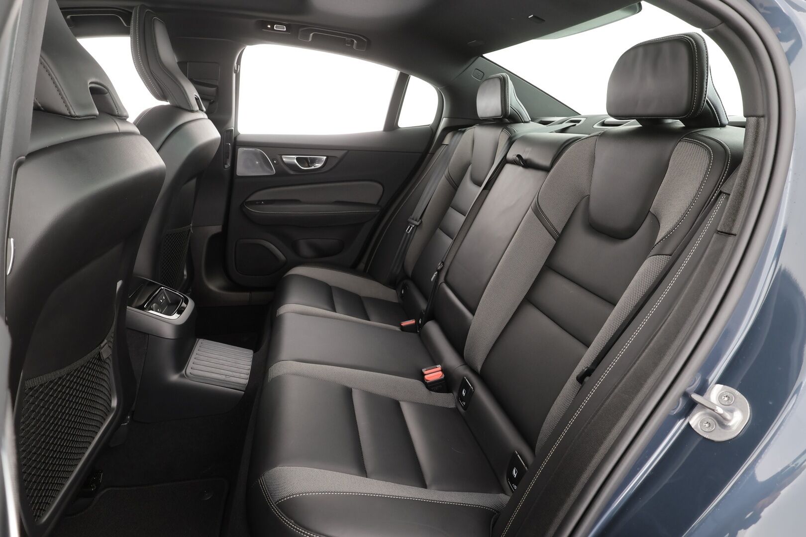 Volvo S60 2024 T8 AWD Recharge Ultimate Dark * B&W / Panorama / HUD /  ACC / Full-LED / P.Kamera / Sporttipenkit Muistilla / Navi * - Merkkihuollettu! / *HUIPPU VARUSTEILLA*