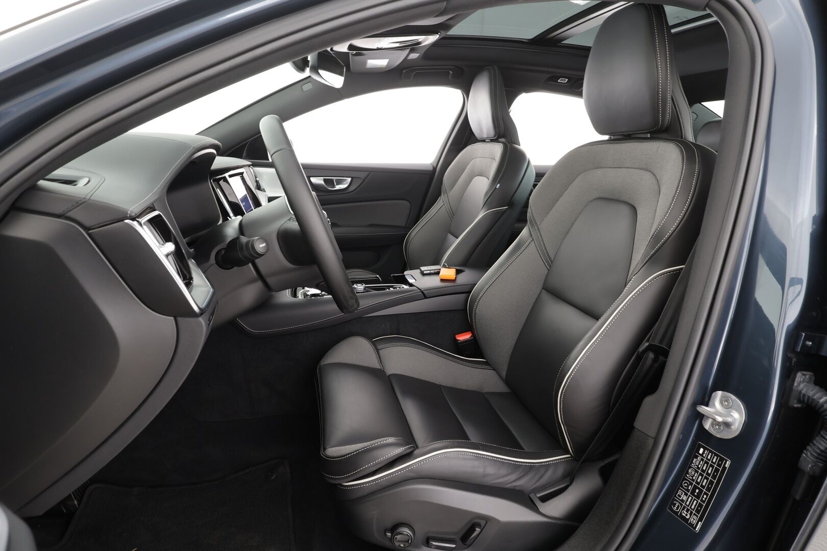 Volvo S60 2024 T8 AWD Recharge Ultimate Dark * B&W / Panorama / HUD /  ACC / Full-LED / P.Kamera / Sporttipenkit Muistilla / Navi * - Merkkihuollettu! / *HUIPPU VARUSTEILLA*