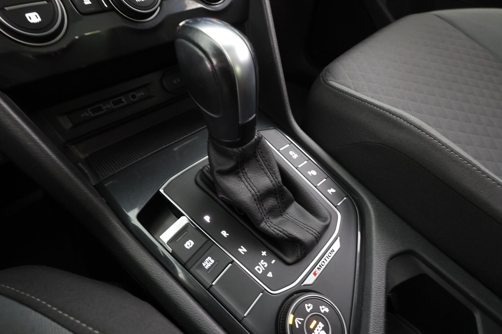 VOLKSWAGEN TIGUAN 2020 2.0 TSI 140kW 4Motion DSG * Panorama / Webasto / Koukku / ACC / Adapt.LED / P.kamera / Kaistavahti * - Kahdet renkaat