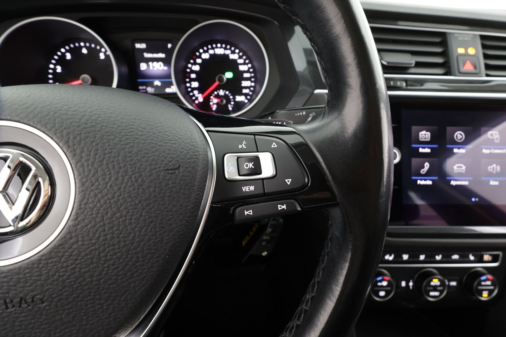 VOLKSWAGEN TIGUAN 2020 2.0 TSI 140kW 4Motion DSG * Panorama / Webasto / Koukku / ACC / Adapt.LED / P.kamera / Kaistavahti * - Kahdet renkaat