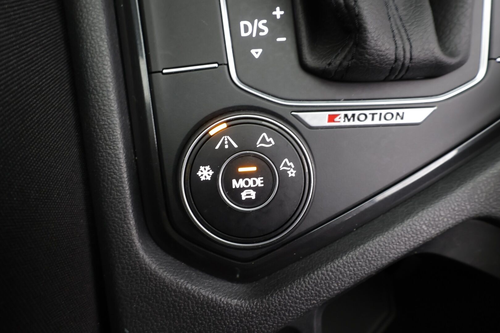 VOLKSWAGEN TIGUAN 2020 2.0 TSI 140kW 4Motion DSG * Panorama / Webasto / Koukku / ACC / Adapt.LED / P.kamera / Kaistavahti * - Kahdet renkaat