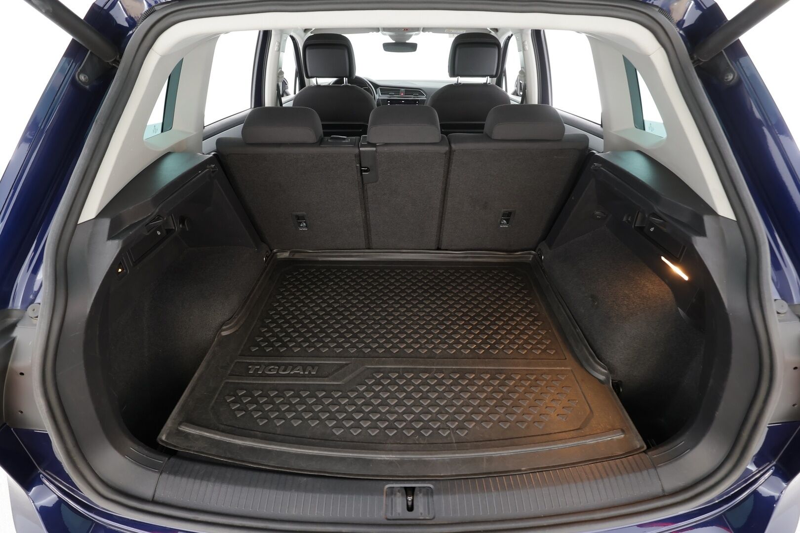 VOLKSWAGEN TIGUAN 2020 2.0 TSI 140kW 4Motion DSG * Panorama / Webasto / Koukku / ACC / Adapt.LED / P.kamera / Kaistavahti * - Kahdet renkaat