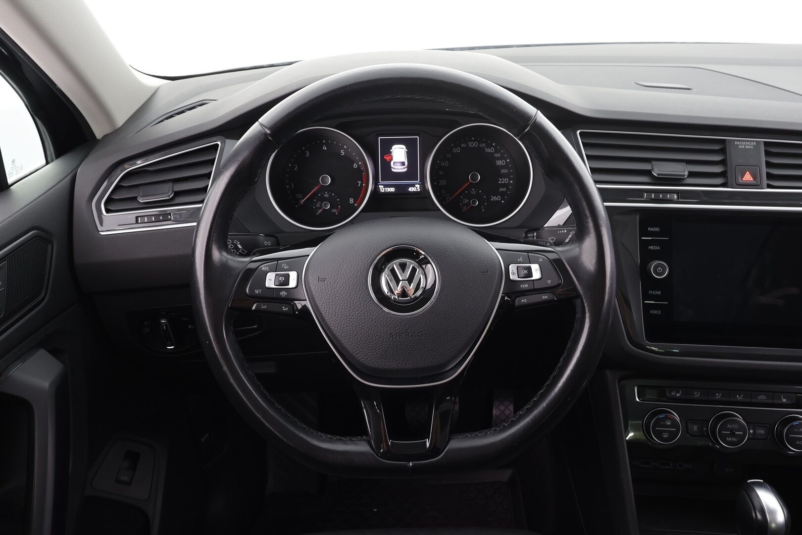 VOLKSWAGEN TIGUAN 2020 2.0 TSI 140kW 4Motion DSG * Panorama / Webasto / Koukku / ACC / Adapt.LED / P.kamera / Kaistavahti * - Kahdet renkaat