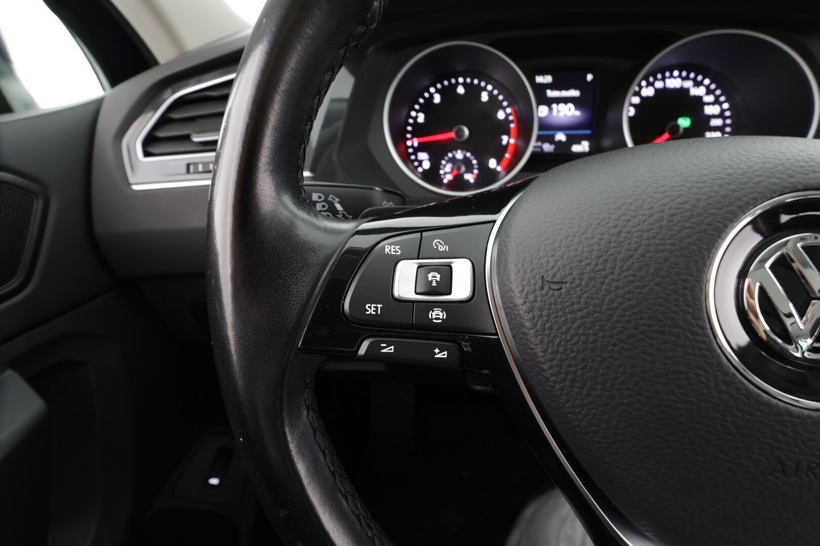 VOLKSWAGEN TIGUAN 2020 2.0 TSI 140kW 4Motion DSG * Panorama / Webasto / Koukku / ACC / Adapt.LED / P.kamera / Kaistavahti * - Kahdet renkaat