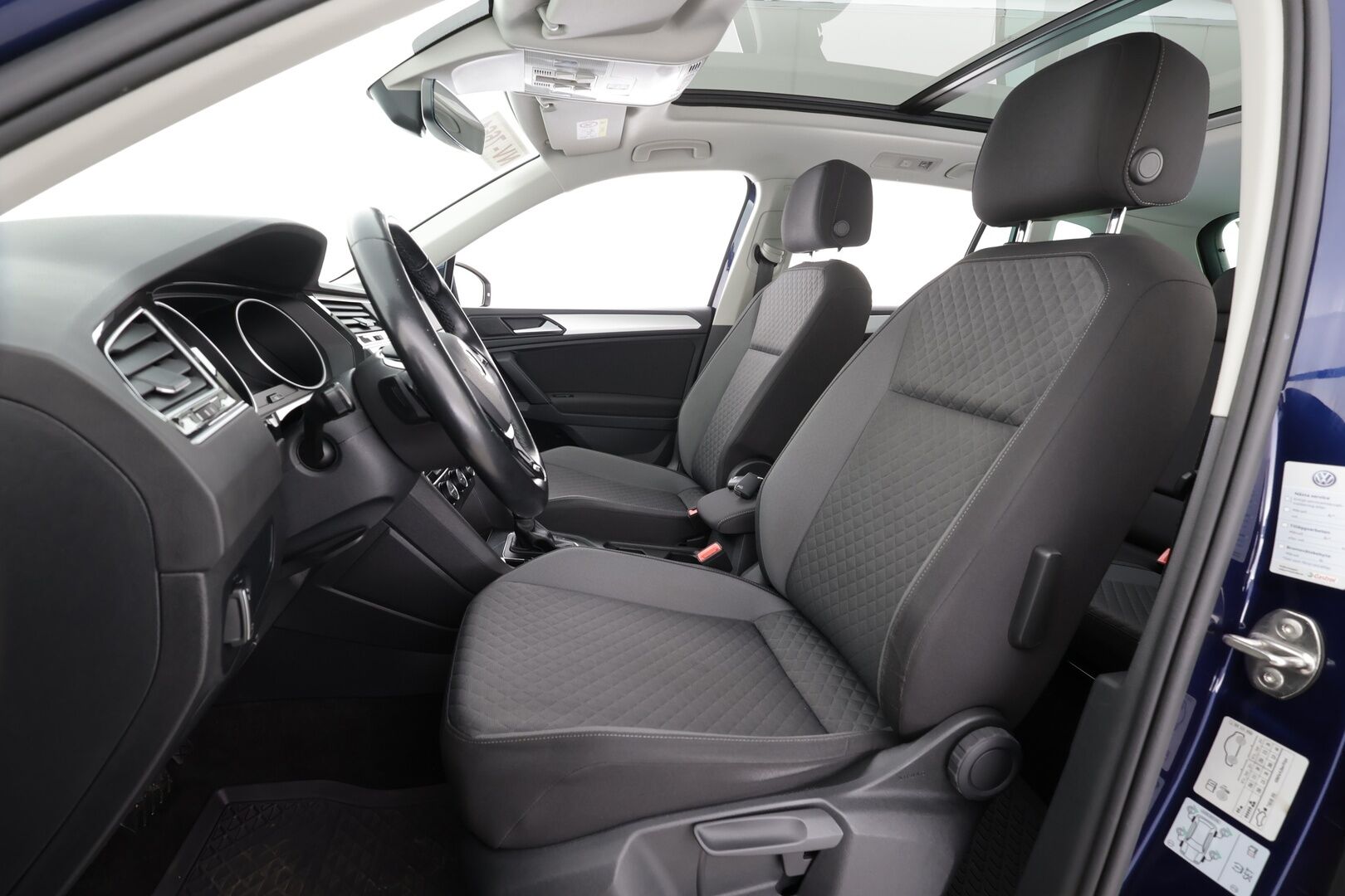 VOLKSWAGEN TIGUAN 2020 2.0 TSI 140kW 4Motion DSG * Panorama / Webasto / Koukku / ACC / Adapt.LED / P.kamera / Kaistavahti * - Kahdet renkaat