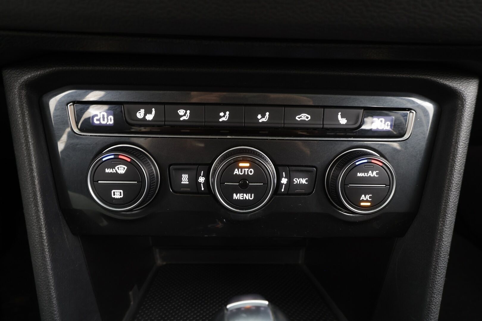 VOLKSWAGEN TIGUAN 2020 2.0 TSI 140kW 4Motion DSG * Panorama / Webasto / Koukku / ACC / Adapt.LED / P.kamera / Kaistavahti * - Kahdet renkaat