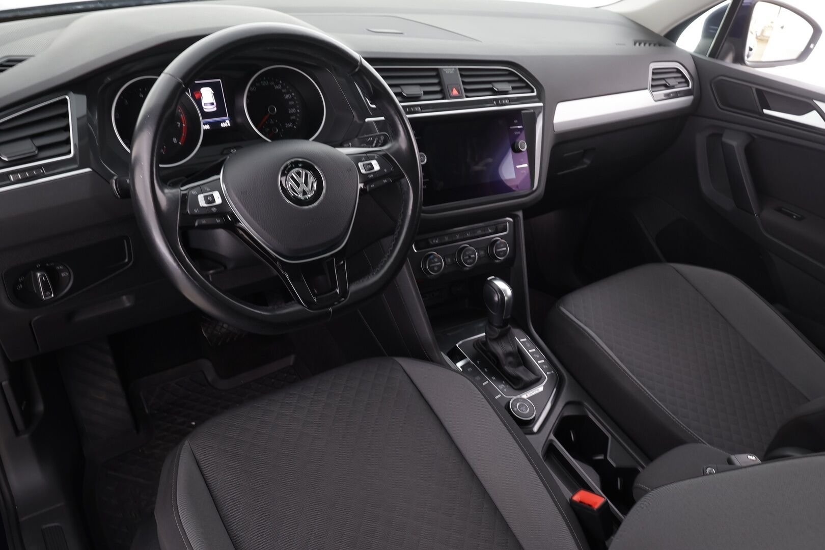 VOLKSWAGEN TIGUAN 2020 2.0 TSI 140kW 4Motion DSG * Panorama / Webasto / Koukku / ACC / Adapt.LED / P.kamera / Kaistavahti * - Kahdet renkaat