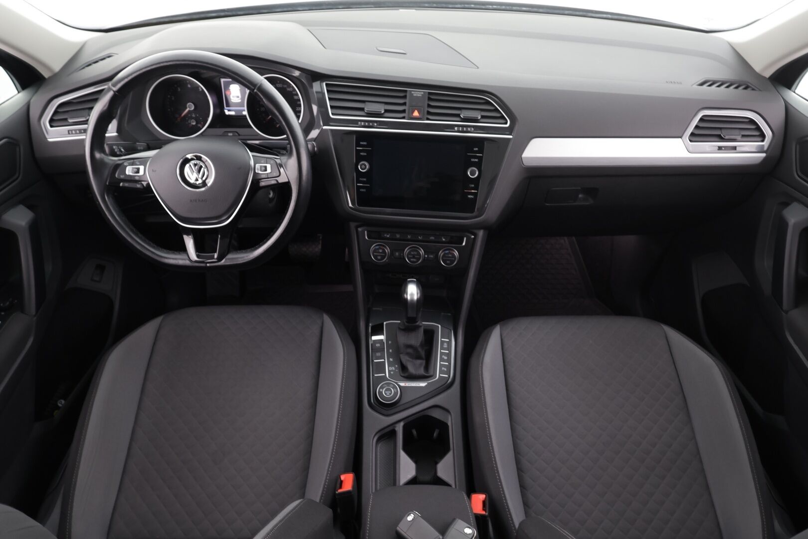 VOLKSWAGEN TIGUAN 2020 2.0 TSI 140kW 4Motion DSG * Panorama / Webasto / Koukku / ACC / Adapt.LED / P.kamera / Kaistavahti * - Kahdet renkaat