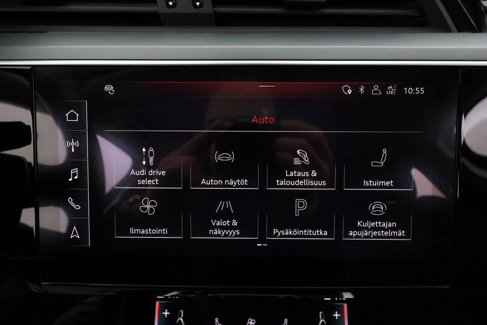 AUDI E-TRON 2020 50 Quattro * Koukku / ACC / Matrix-LED / P.Kamera / Sportpenkki Muistilla / Navi / Kaistavahti * - Akku kuntotarkastettu SoH 96,8% / 2x Latauskaapelit