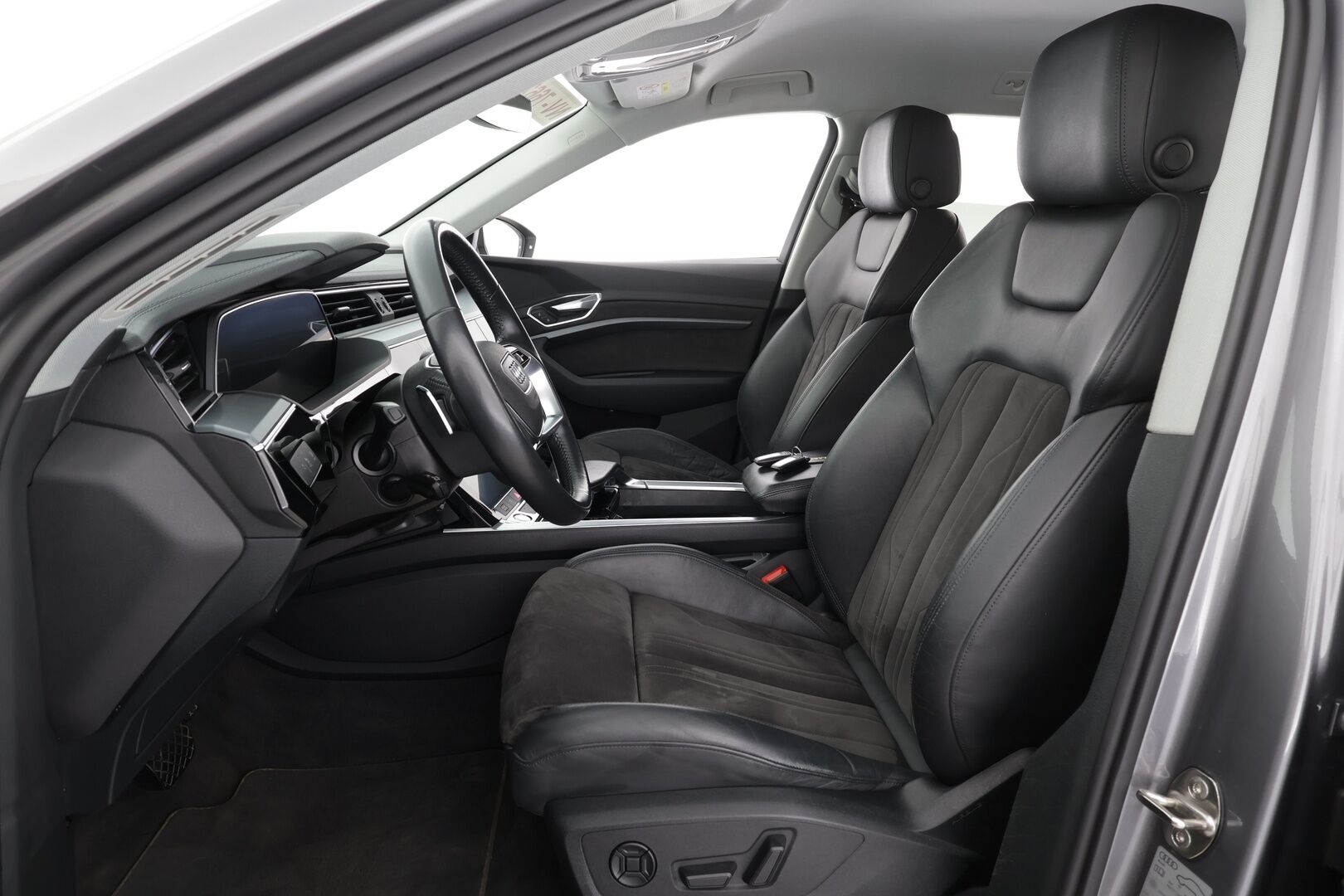 AUDI E-TRON 2020 50 Quattro * Koukku / ACC / Matrix-LED / P.Kamera / Sportpenkki Muistilla / Navi / Kaistavahti * - Akku kuntotarkastettu SoH 96,8% / 2x Latauskaapelit