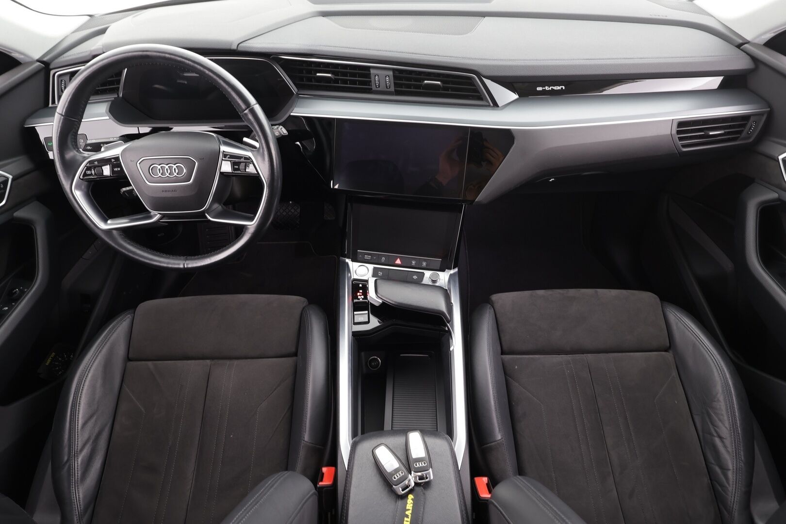 AUDI E-TRON 2020 50 Quattro * Koukku / ACC / Matrix-LED / P.Kamera / Sportpenkki Muistilla / Navi / Kaistavahti * - Akku kuntotarkastettu SoH 96,8% / 2x Latauskaapelit