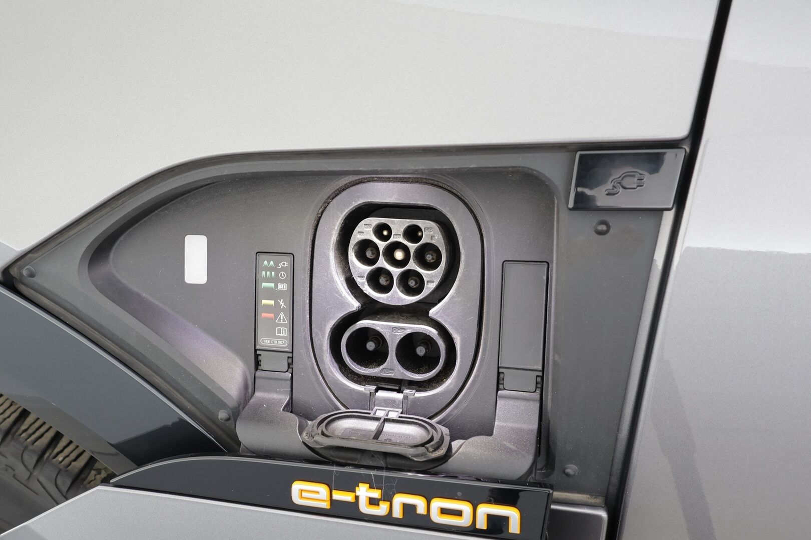 AUDI E-TRON 2020 50 Quattro * Koukku / ACC / Matrix-LED / P.Kamera / Sportpenkki Muistilla / Navi / Kaistavahti * - Akku kuntotarkastettu SoH 96,8% / 2x Latauskaapelit