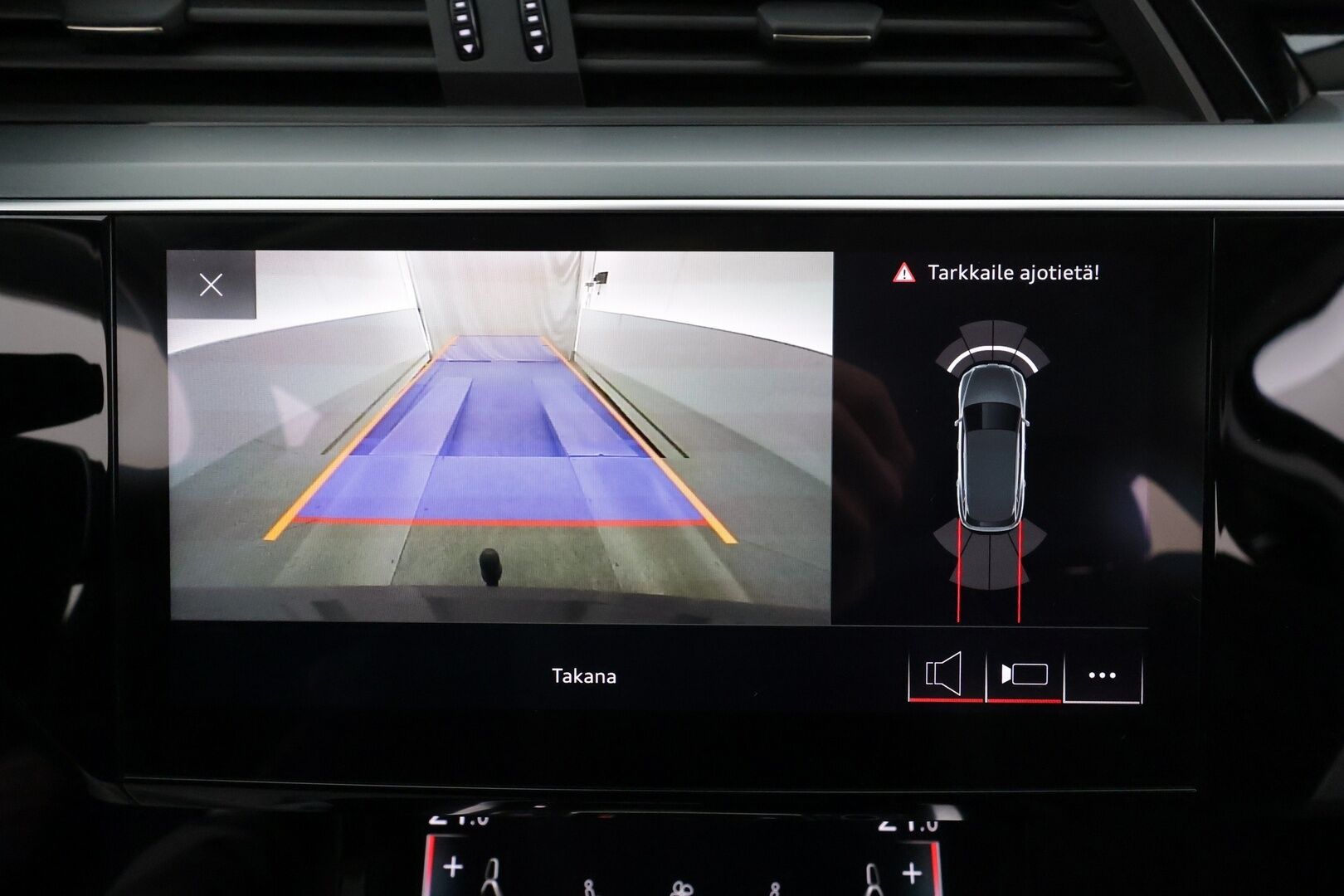 AUDI E-TRON 2020 50 Quattro * Koukku / ACC / Matrix-LED / P.Kamera / Sportpenkki Muistilla / Navi / Kaistavahti * - Akku kuntotarkastettu SoH 96,8% / 2x Latauskaapelit