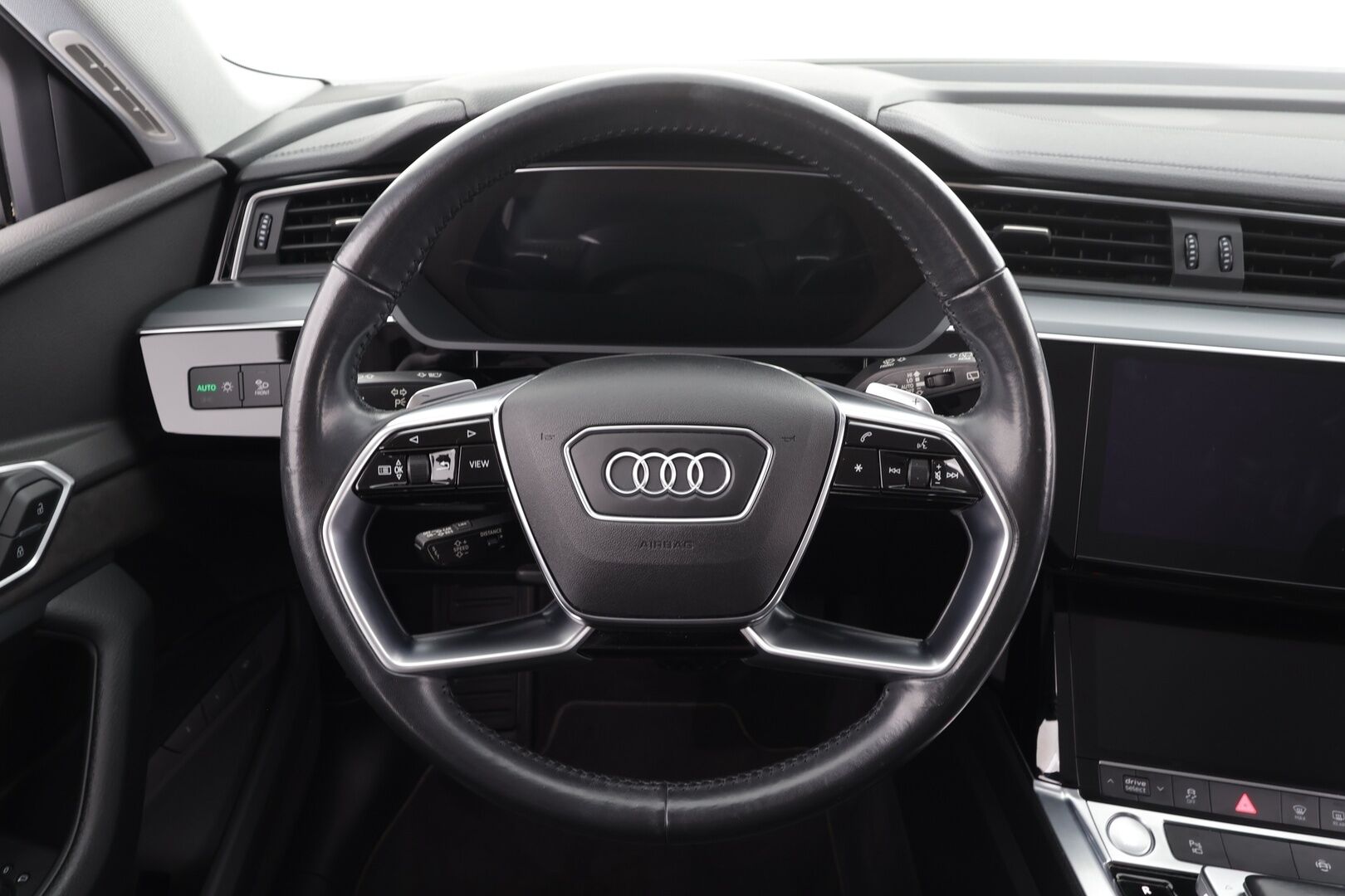 AUDI E-TRON 2020 50 Quattro * Koukku / ACC / Matrix-LED / P.Kamera / Sportpenkki Muistilla / Navi / Kaistavahti * - Akku kuntotarkastettu SoH 96,8% / 2x Latauskaapelit