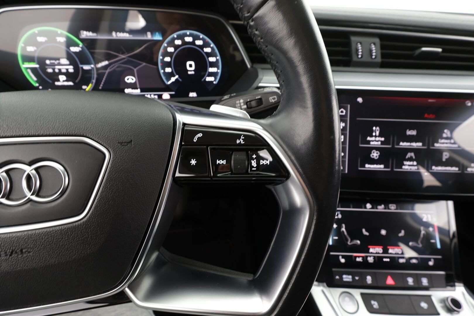 AUDI E-TRON 2020 50 Quattro * Koukku / ACC / Matrix-LED / P.Kamera / Sportpenkki Muistilla / Navi / Kaistavahti * - Akku kuntotarkastettu SoH 96,8% / 2x Latauskaapelit