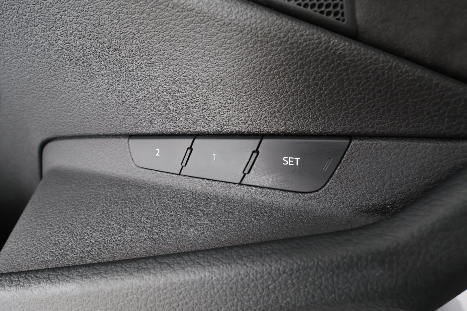 AUDI E-TRON 2020 50 Quattro * Koukku / ACC / Matrix-LED / P.Kamera / Sportpenkki Muistilla / Navi / Kaistavahti * - Akku kuntotarkastettu SoH 96,8% / 2x Latauskaapelit