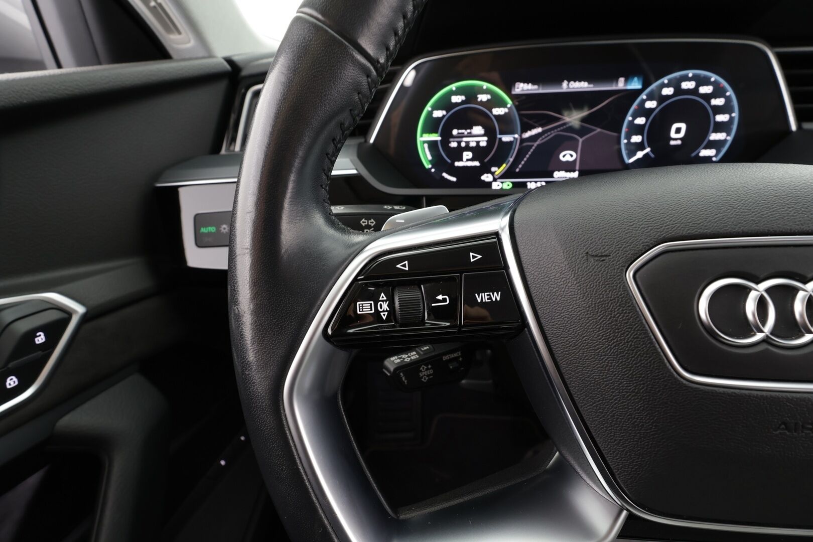 AUDI E-TRON 2020 50 Quattro * Koukku / ACC / Matrix-LED / P.Kamera / Sportpenkki Muistilla / Navi / Kaistavahti * - Akku kuntotarkastettu SoH 96,8% / 2x Latauskaapelit