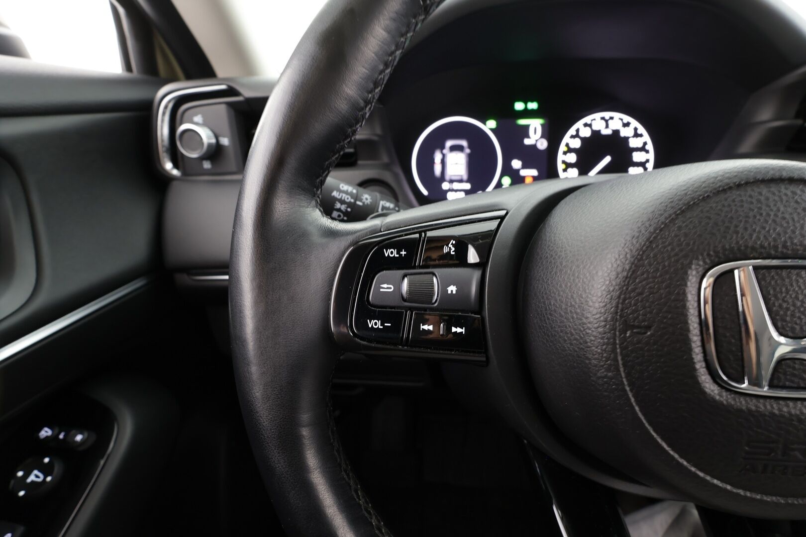 HONDA HR-V 2022 Hybrid Advance * ACC / P.kamera / LED / Navi / Sähköluukku / KeylessGo * - Kahdet renkaat aluvanteilla / Merkkihuollettu