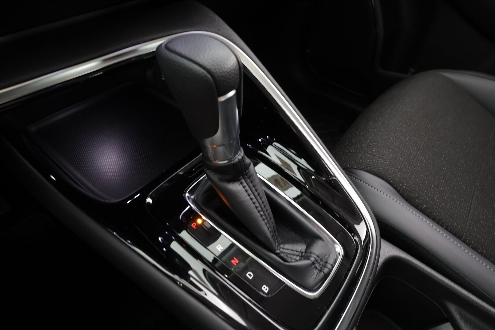 HONDA HR-V 2022 Hybrid Advance * ACC / P.kamera / LED / Navi / Sähköluukku / KeylessGo * - Kahdet renkaat aluvanteilla / Merkkihuollettu