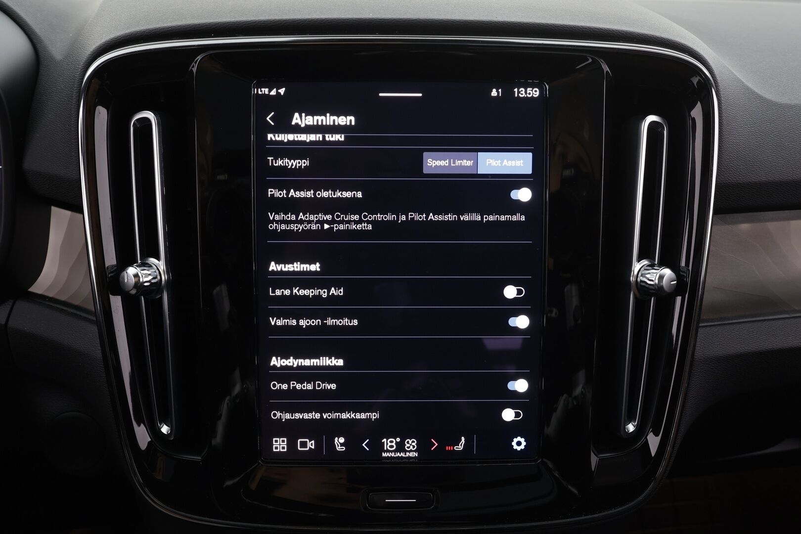Volvo XC40 2023 Recharge Single Plus aut * ILP / Koukku / Panorama / ACC / Pixel-LED / H&K / 360° / Sportpenkki Muistilla / Navi * - Akku kuntotarkastettu SoH 94,9% / Kahdet renkaat / Merkkihuollettu!