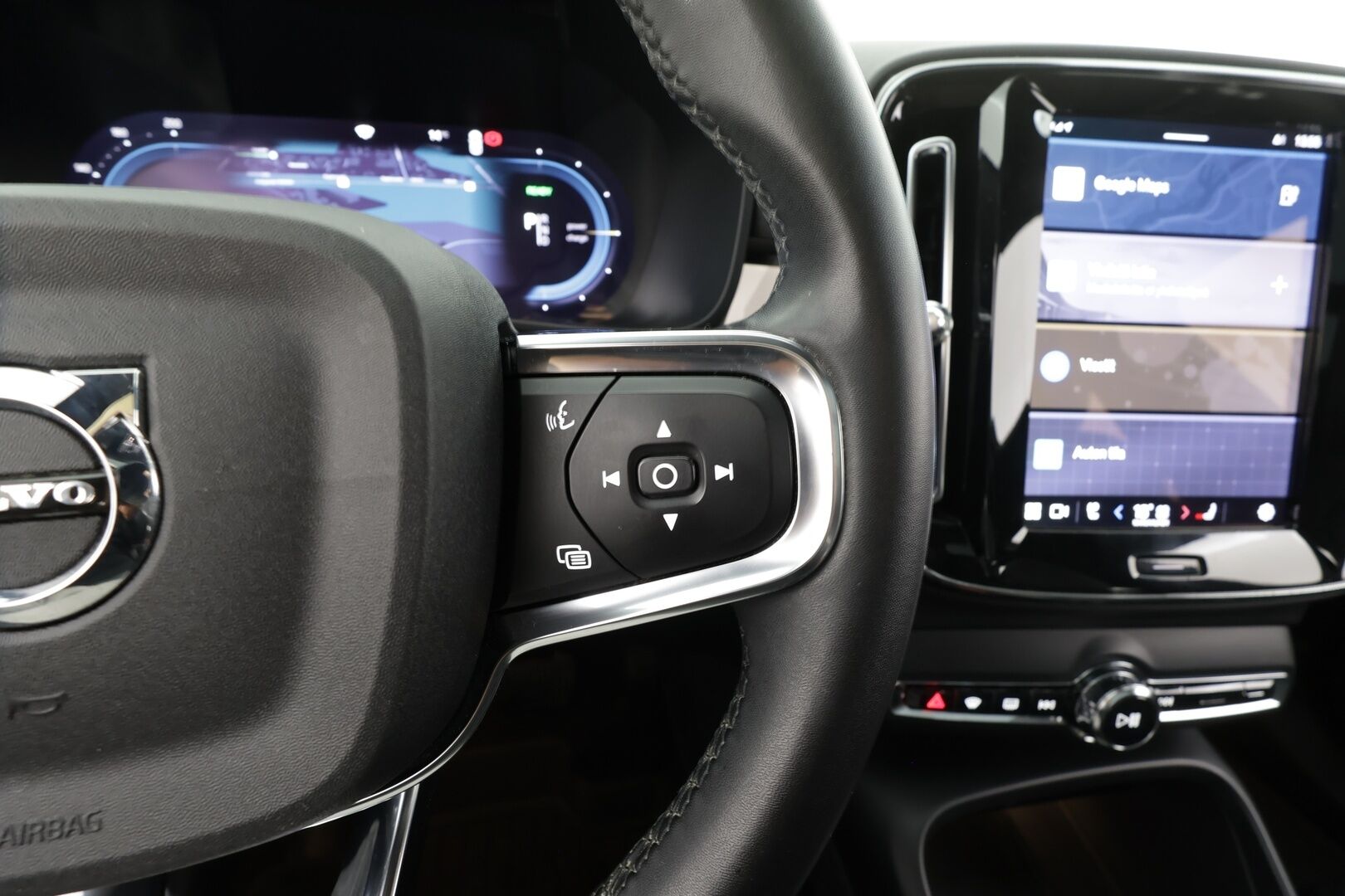 Volvo XC40 2023 Recharge Single Plus aut *ILP / Koukku / Panorama / ACC / Pixel-LED / H&K / 360° / Sportpenkki Muistilla / Navi* - Akku kuntotarkastettu SoH 94,9% / Kahdet renkaat / Merkkihuollettu