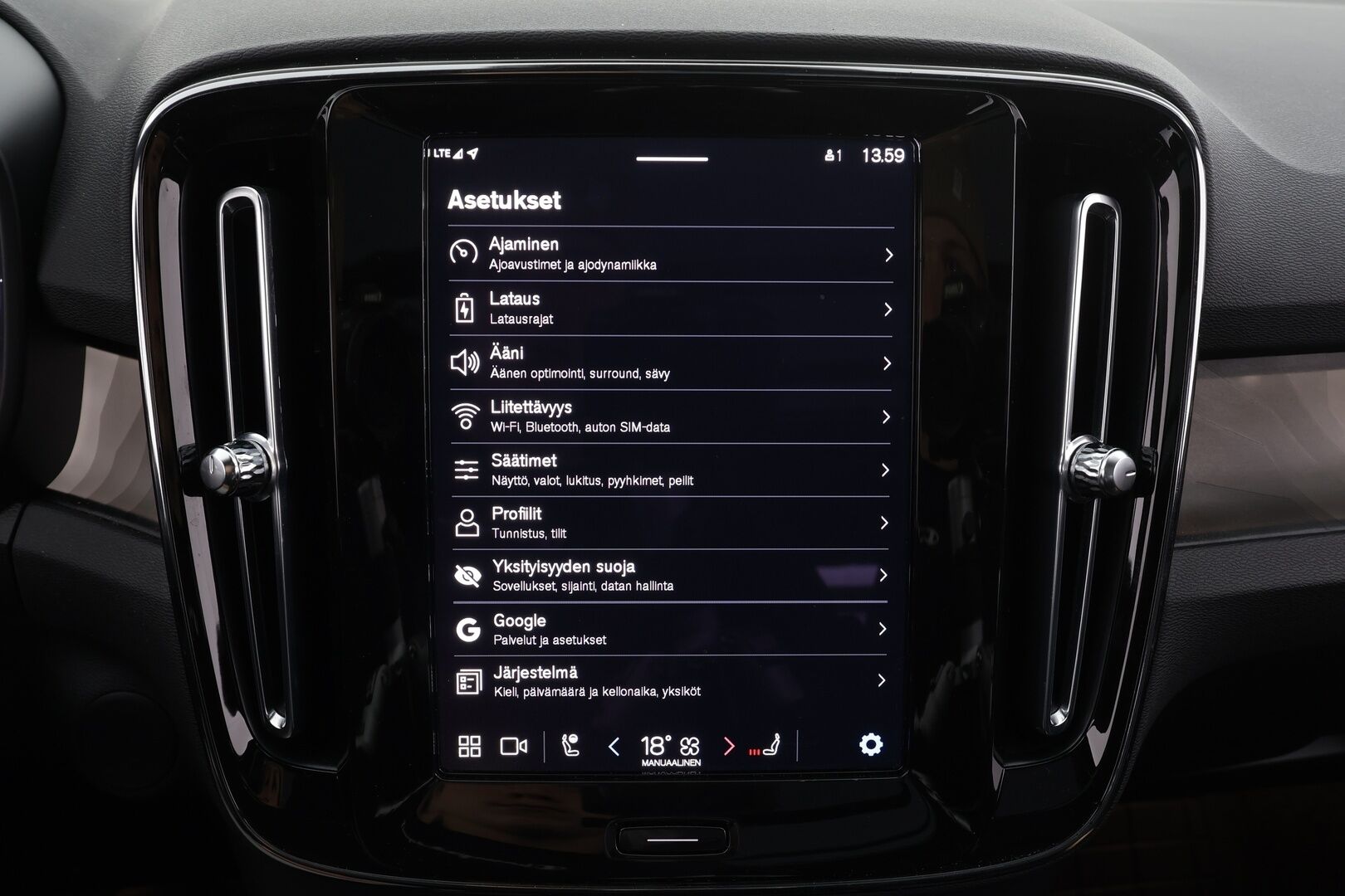Volvo XC40 2023 Recharge Single Plus aut *ILP / Koukku / Panorama / ACC / Pixel-LED / H&K / 360° / Sportpenkki Muistilla / Navi* - Akku kuntotarkastettu SoH 94,9% / Kahdet renkaat / Merkkihuollettu