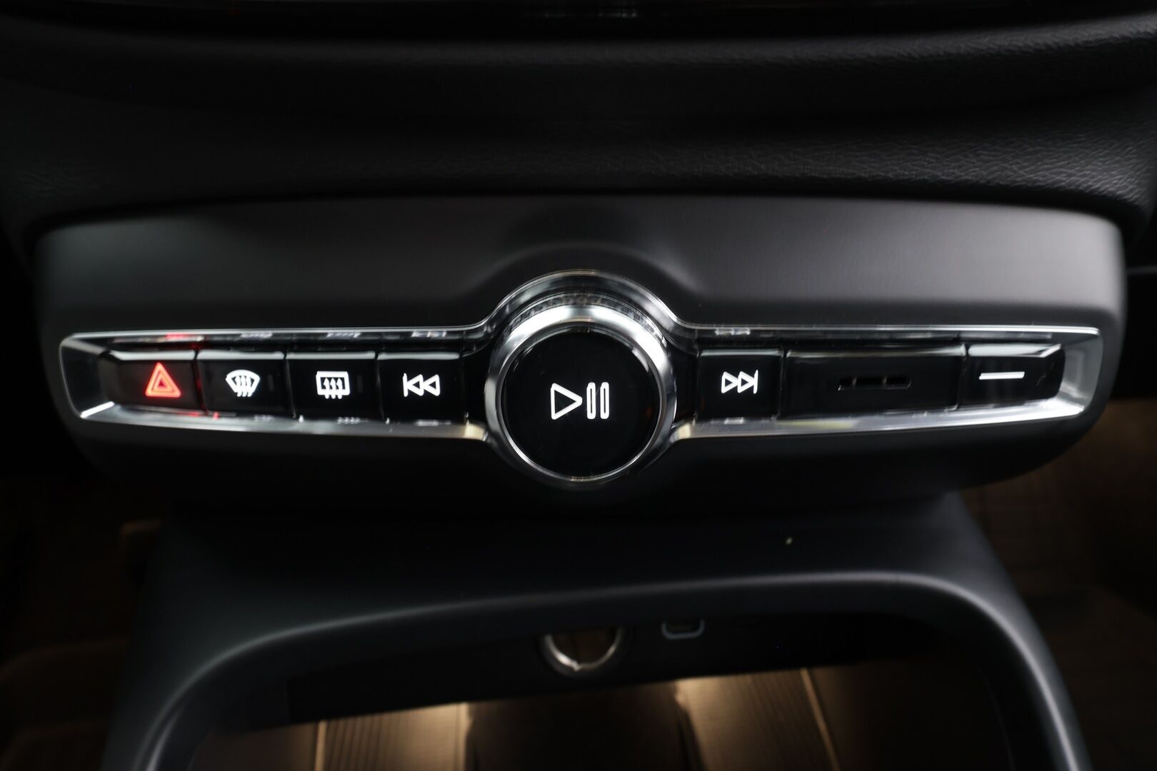 Volvo XC40 2023 Recharge Single Plus aut * ILP / Koukku / Panorama / ACC / Pixel-LED / H&K / 360° / Sportpenkki Muistilla / Navi * - Akku kuntotarkastettu SoH 94,9% / Kahdet renkaat / Merkkihuollettu!