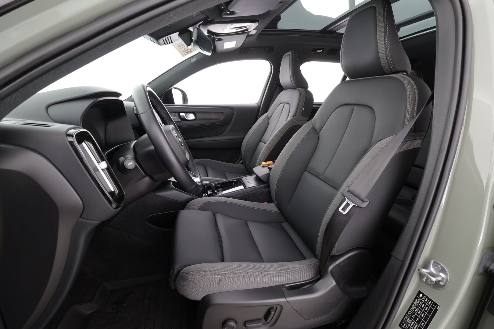 Volvo XC40 2023 Recharge Single Plus aut *ILP / Koukku / Panorama / ACC / Pixel-LED / H&K / 360° / Sportpenkki Muistilla / Navi* - Akku kuntotarkastettu SoH 94,9% / Kahdet renkaat / Merkkihuollettu