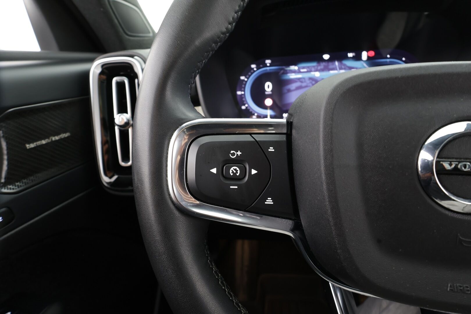 Volvo XC40 2023 Recharge Single Plus aut * ILP / Koukku / Panorama / ACC / Pixel-LED / H&K / 360° / Sportpenkki Muistilla / Navi * - Akku kuntotarkastettu SoH 94,9% / Kahdet renkaat / Merkkihuollettu! - HULLUT JOULUT KORKOTARJOUS 2,49% 