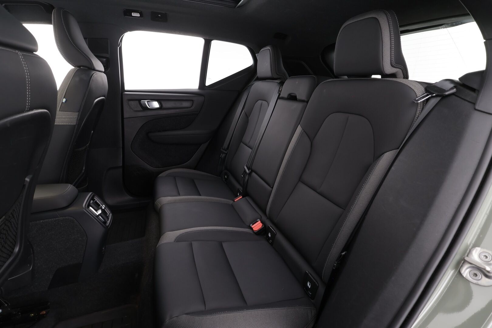 Volvo XC40 2023 Recharge Single Plus aut *ILP / Koukku / Panorama / ACC / Pixel-LED / H&K / 360° / Sportpenkki Muistilla / Navi* - Akku kuntotarkastettu SoH 94,9% / Kahdet renkaat / Merkkihuollettu