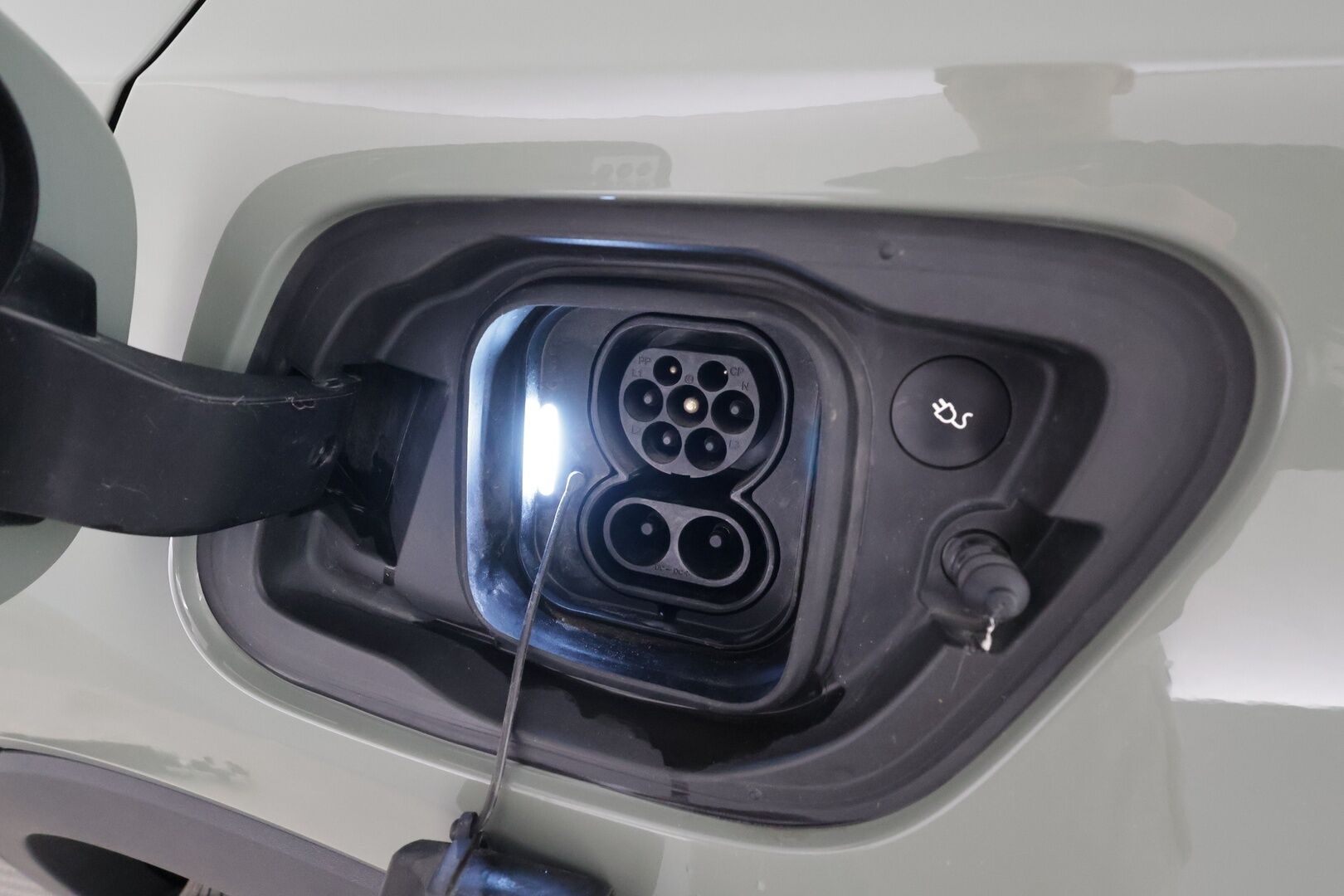 Volvo XC40 2023 Recharge Single Plus aut *ILP / Koukku / Panorama / ACC / Pixel-LED / H&K / 360° / Sportpenkki Muistilla / Navi* - Akku kuntotarkastettu SoH 94,9% / Kahdet renkaat / Merkkihuollettu