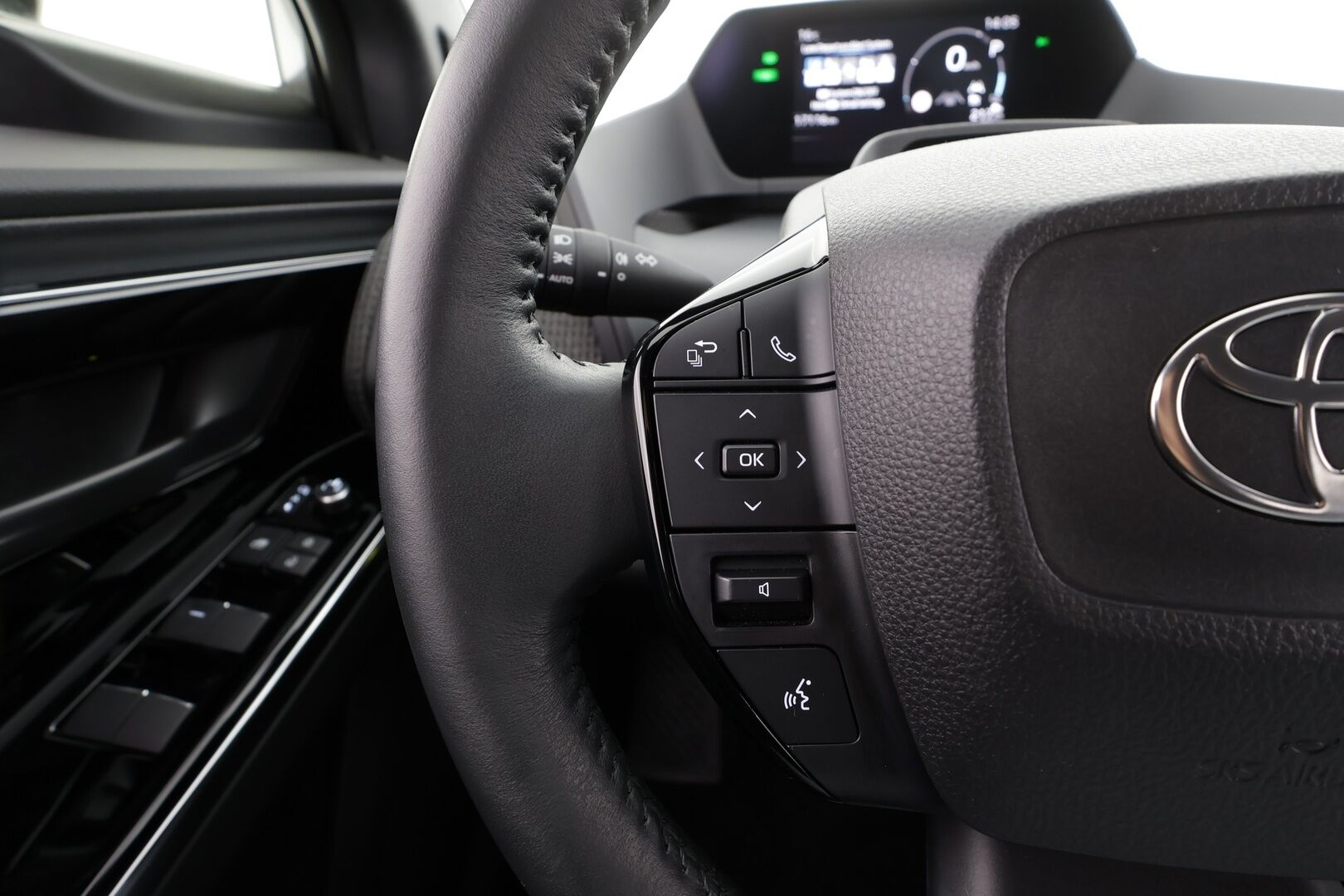 TOYOTA BZ4X 2023 AWD Style * ACC / JBL / 360° / LED / Navi / Puolinahat / Sähköpenkki / Koukku / KeylessGo * - Merkkihuollettu / Akku kuntotarkastettu!