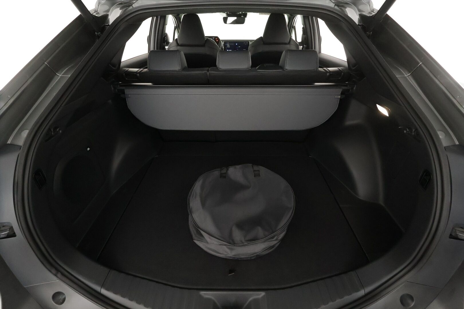 TOYOTA BZ4X 2023 AWD Style * ACC / JBL / 360° / LED / Navi / Puolinahat / Sähköpenkki / Koukku / KeylessGo * - Merkkihuollettu / Akku kuntotarkastettu!