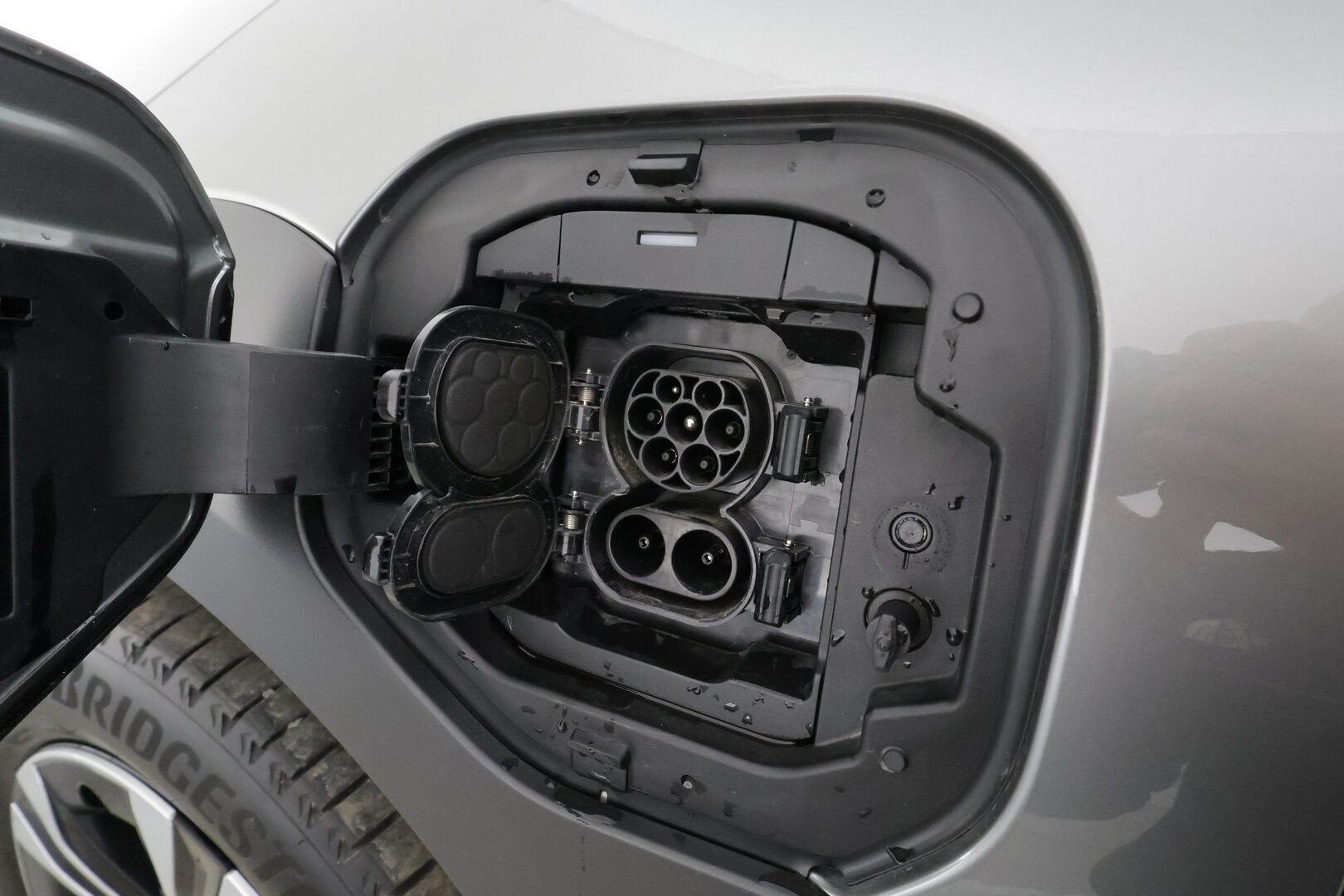 TOYOTA BZ4X 2023 AWD Style * ACC / JBL / 360° / LED / Navi / Puolinahat / Sähköpenkki / Koukku / KeylessGo * - Merkkihuollettu / Akku kuntotarkastettu!