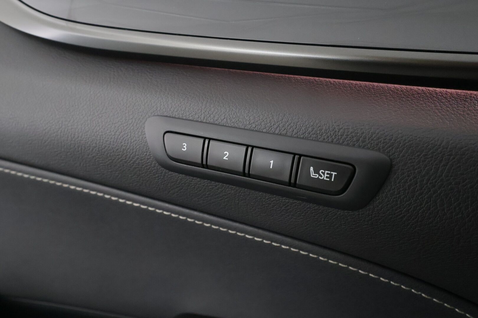 LEXUS NX 2022 450h+ AWD Executive * ACC / HUD / 360° / Muistipenkki / Ilmastoidut nahat / Koukku / LED / Navi / KeylessGo * - KATSO KAMPANJAHINTA! / Kahdet renkaat aluvanteilla / Merkkihuollettu - HULLUT VÄLIPÄIVÄT KORKOTARJOUS 2,49%